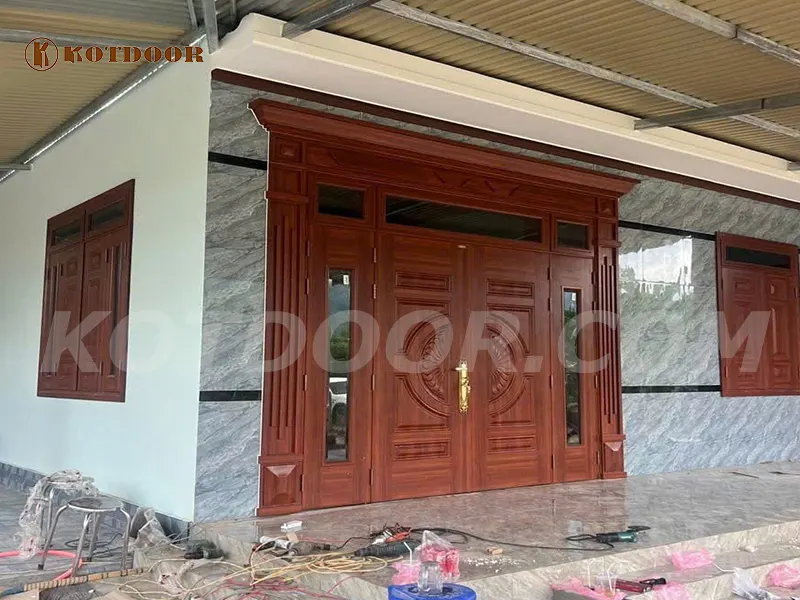 Kiểm tra công trình lắp đặt cửa thép vân gỗ