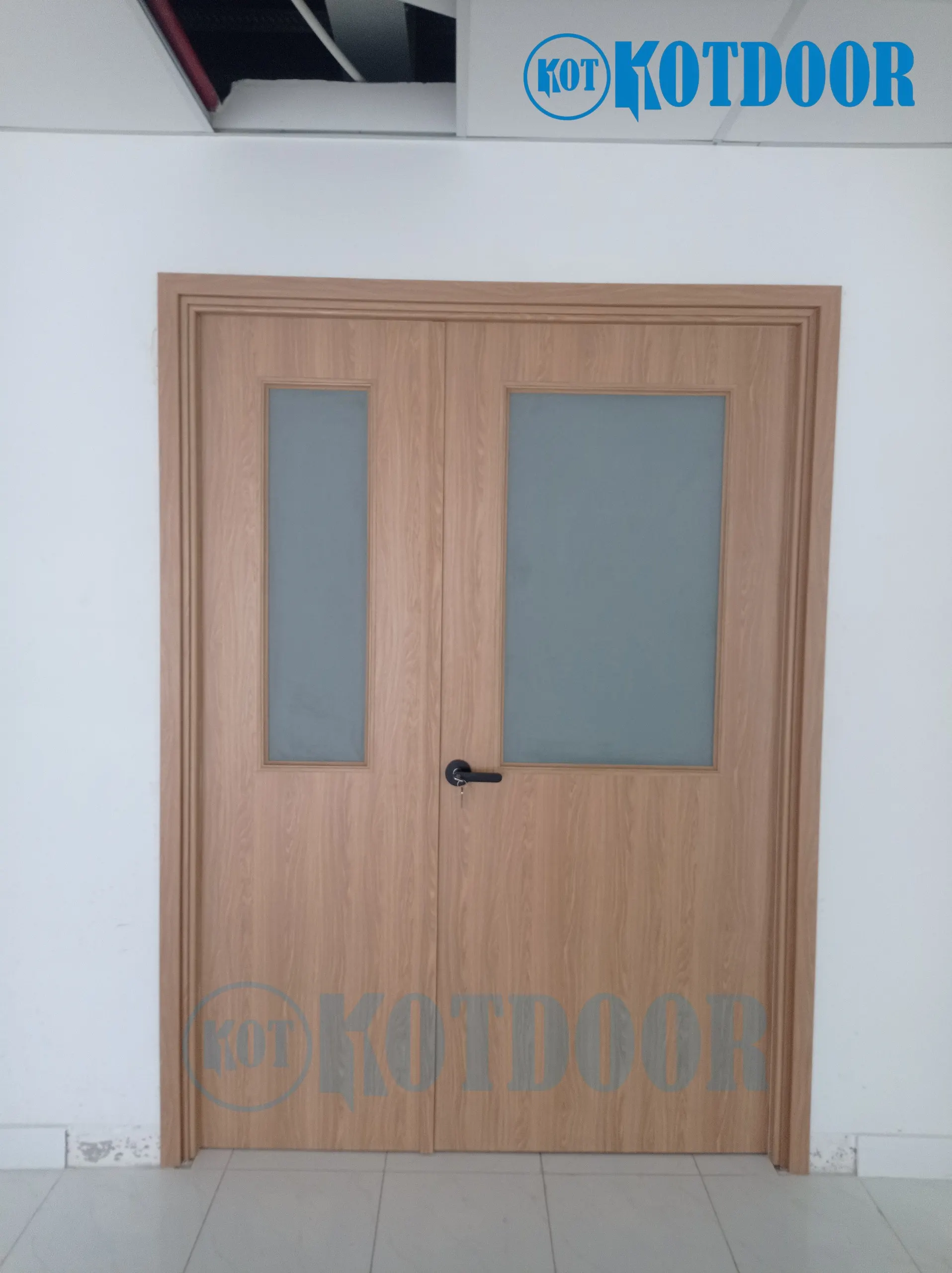 Cửa nhựa composite ô kính