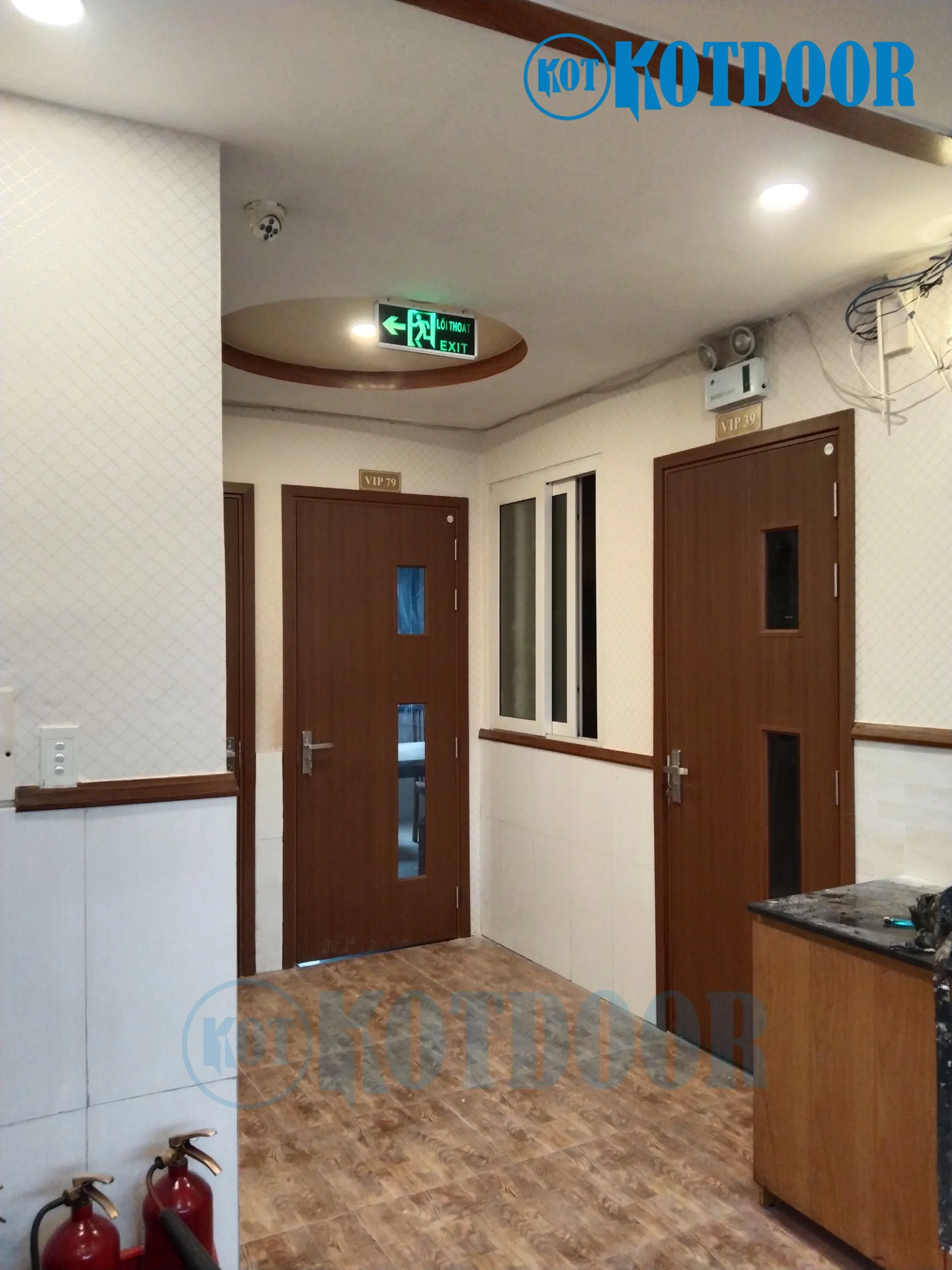 Cửa nhựa composite ô kính