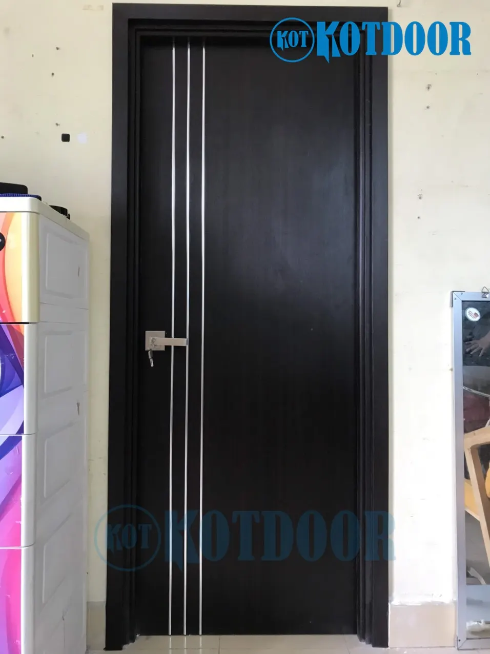 Cửa nhựa composite phòng ngủ chạy chỉ nhôm