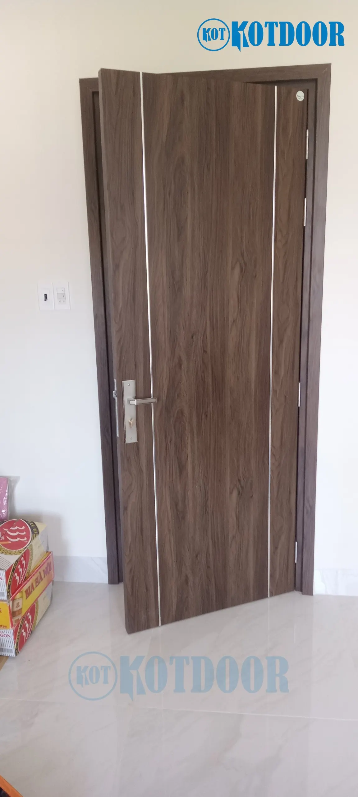 Cửa nhựa composite phòng ngủ chạy chỉ nhôm