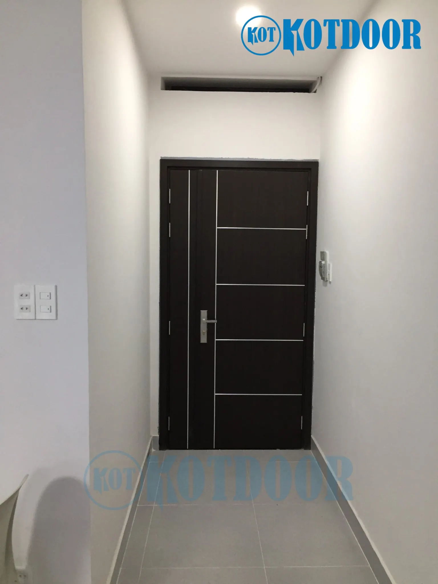 Cửa nhựa composite phòng ngủ chạy chỉ nhôm