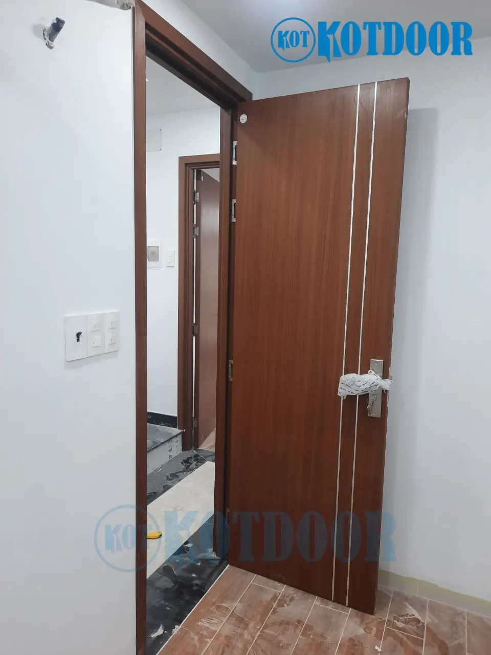 Cửa nhựa composite phòng ngủ chạy chỉ nhôm