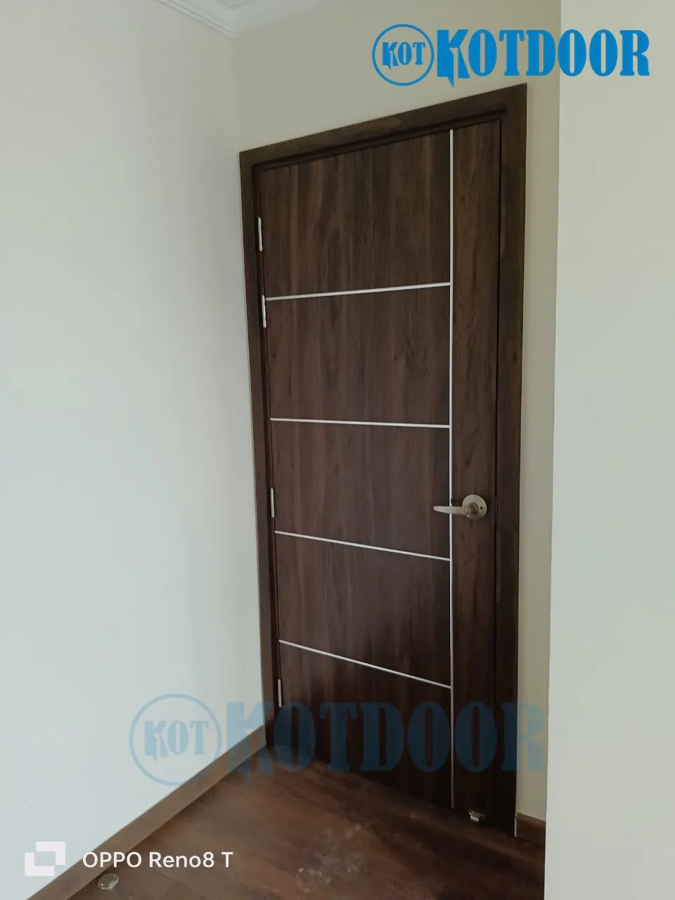 Cửa nhựa composite phòng ngủ chạy chỉ nhôm