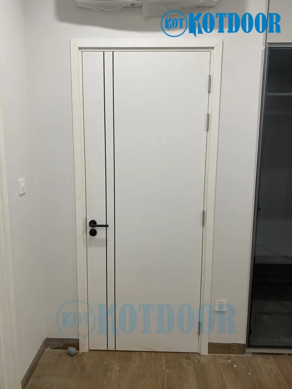 Cửa nhựa composite phòng ngủ chạy chỉ nhôm